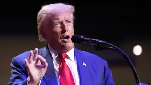 Chairman of Shinsegae Engages in Brief Discussion with President-elect Trump