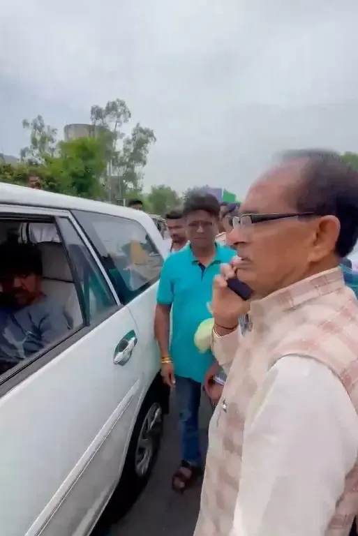 क्या शिवराज सिंह चौहान ने घायल युवक की मदद कर नया मानवीय उदाहरण पेश किया?