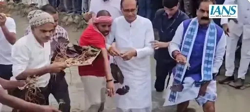 Shivraj Singh Chouhan Engages with Makhana Farmers in Darbhanga Before PM Modi's Bhagalpur Rally