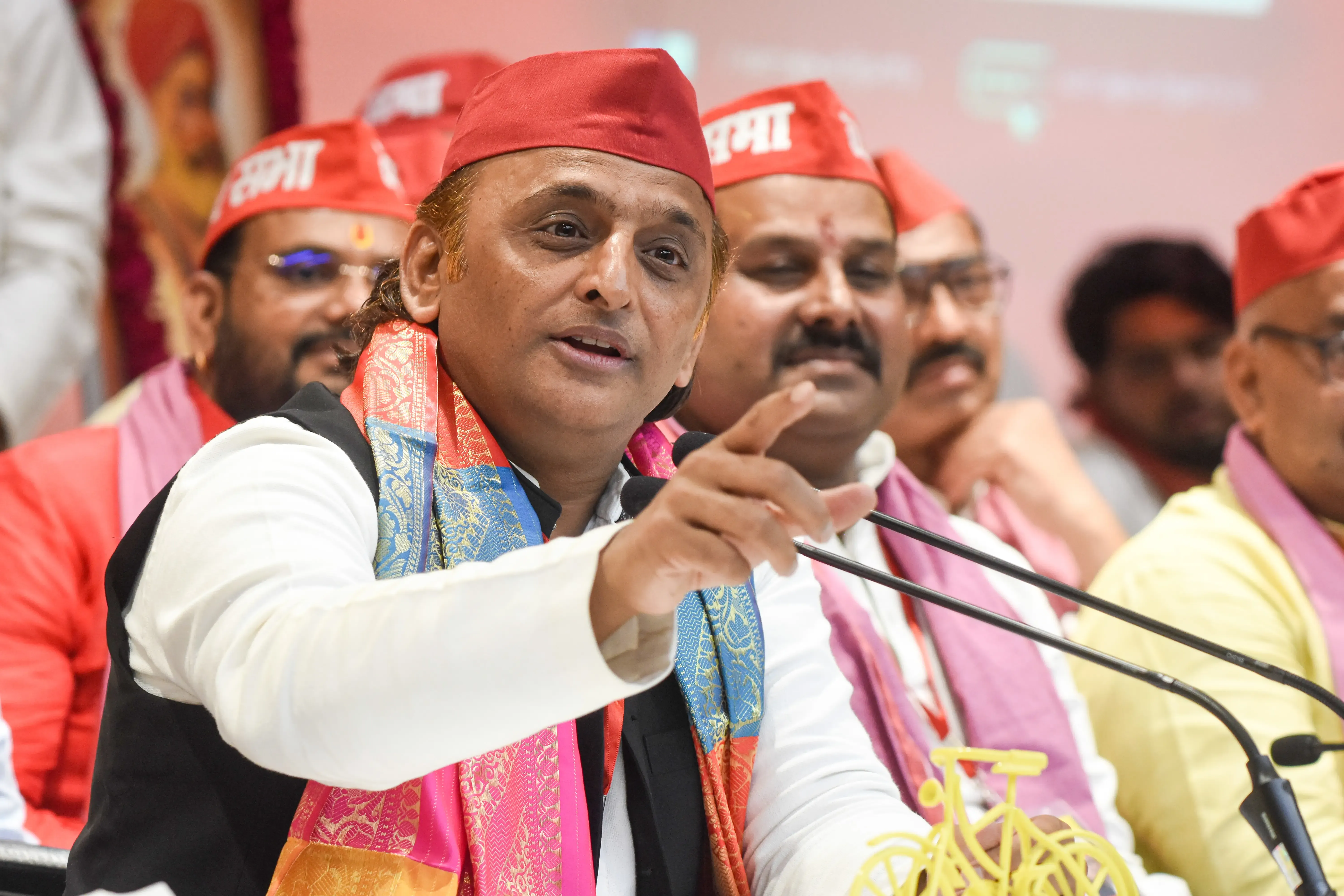 क्या सियासी पिच पर संघर्षों से भरी है अखिलेश की जिंदगी? सत्ता, प्यार और परिवार हर मोर्चे पर डटे रहे मुलायम के 'लाल'
