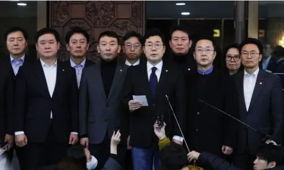 South Korea: Main Opposition Party Calls for Yoon's Resignation Following Martial Law Revocation