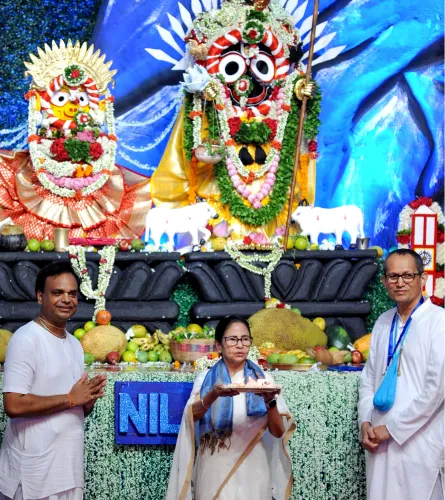 Kolkata: Mamata Banerjee Conducts Aarti for Lord Jagannath