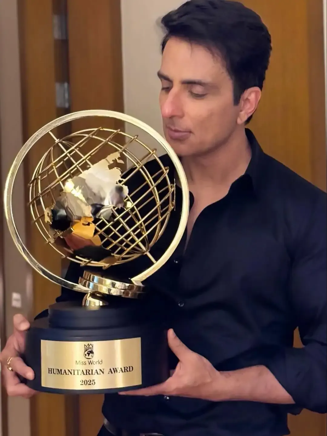 Did Sonu Sood Really Dedicate the Miss World Humanitarian Award to Mothers, Students, and Migrants?