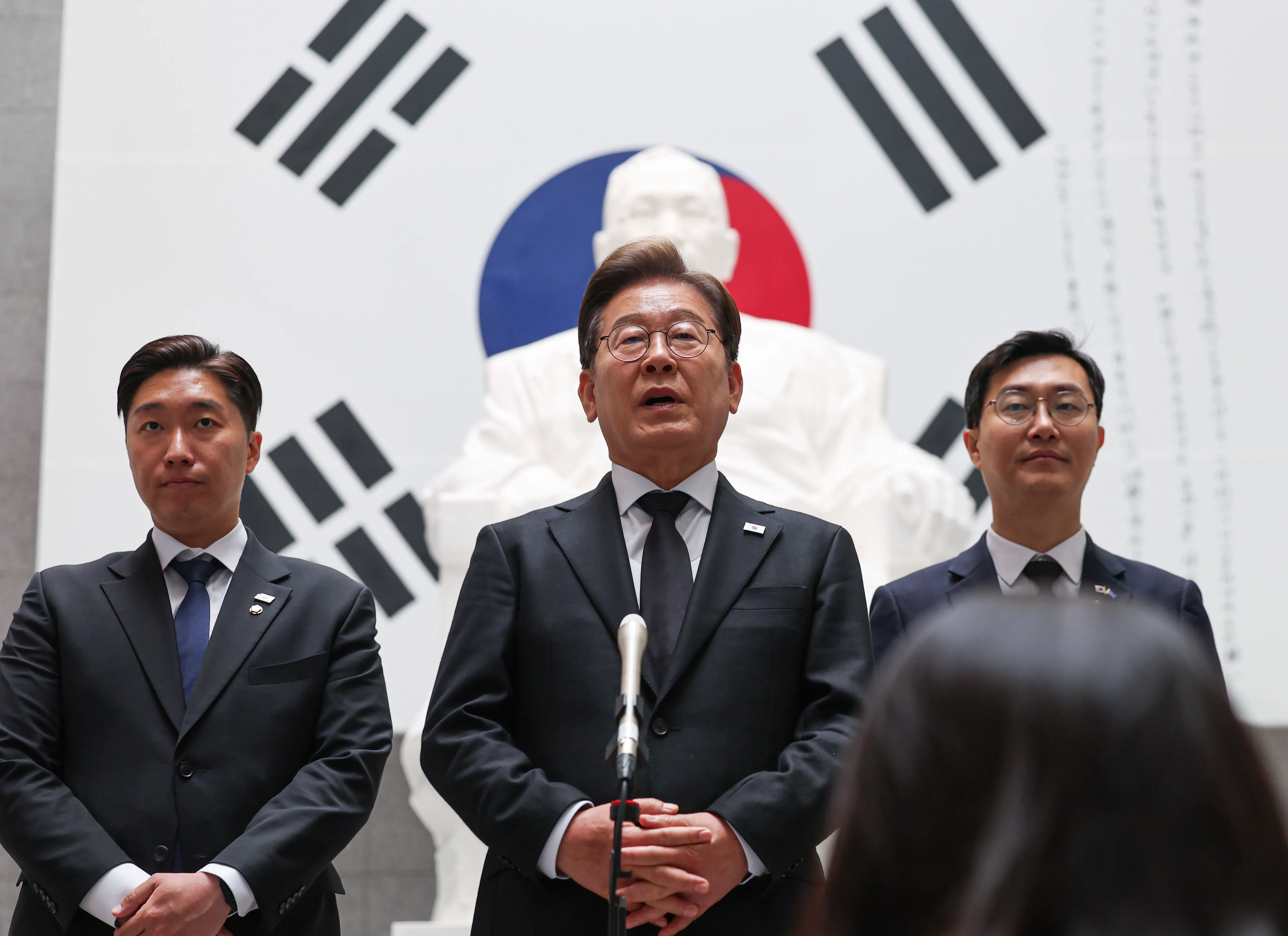 How are South Korean Candidates Engaging Swing Voters?