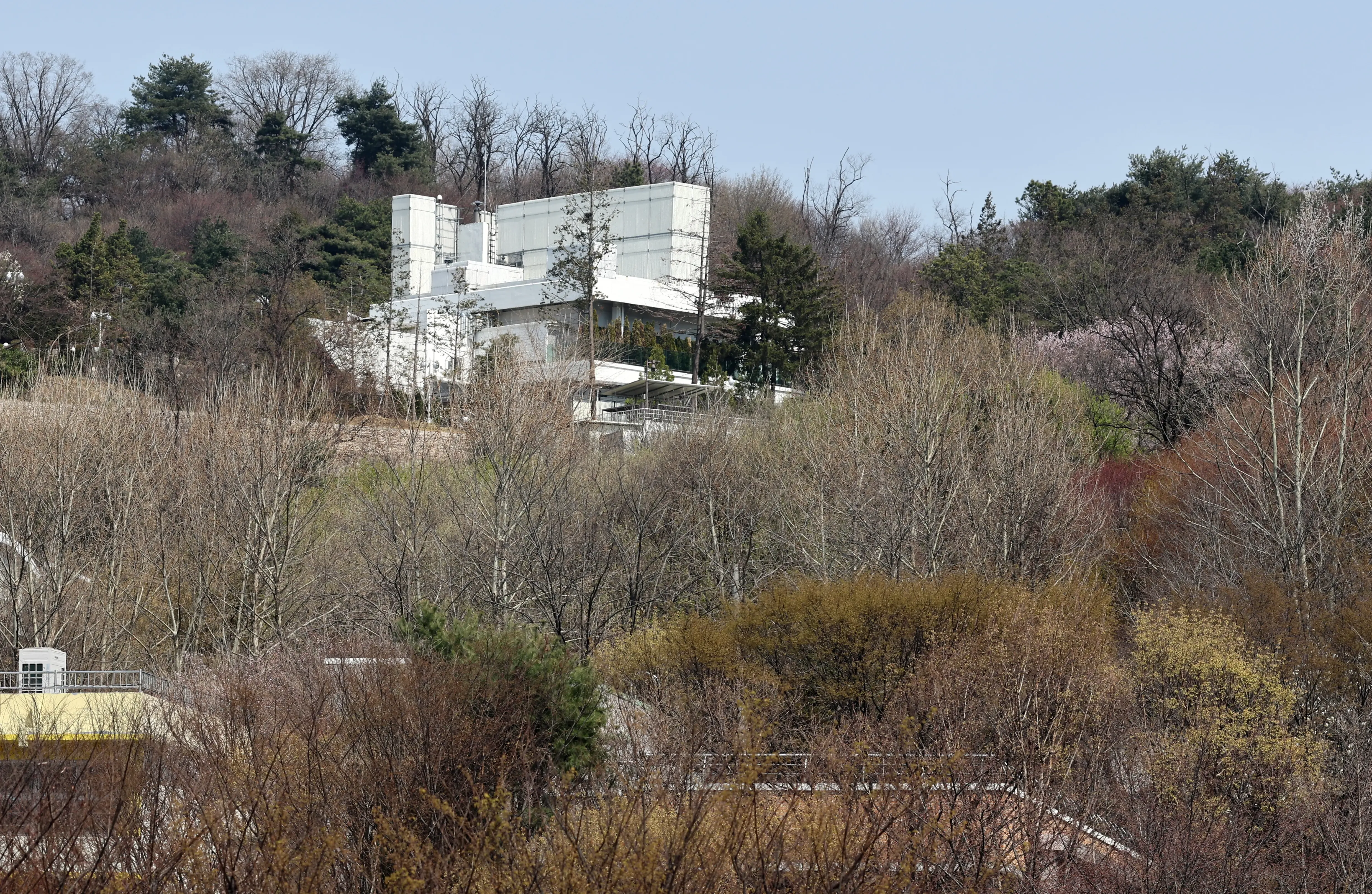South Korea: Former President Yoon Stays at Official Residence for 4th Day Post-Ouster