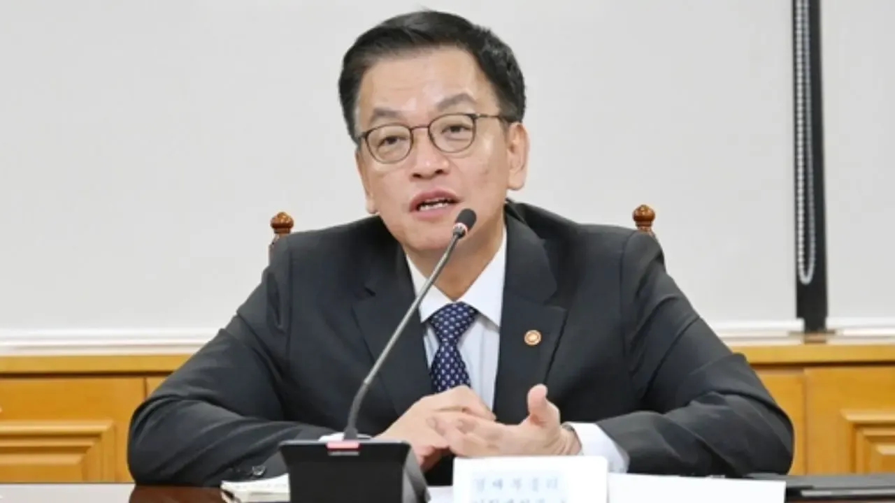 South Korea: Finance Minister Remains Tight-Lipped on Martial Law Inquiry Amid Acting President's Controversy