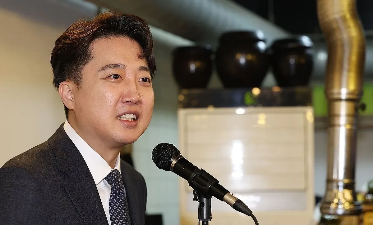 Will Lee of the Conservative Minor Party Unite with PPP's Kim?