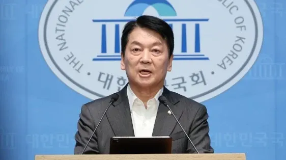 Why is the Head of the Innovation Committee Resigning in South Korea's Opposition Party?