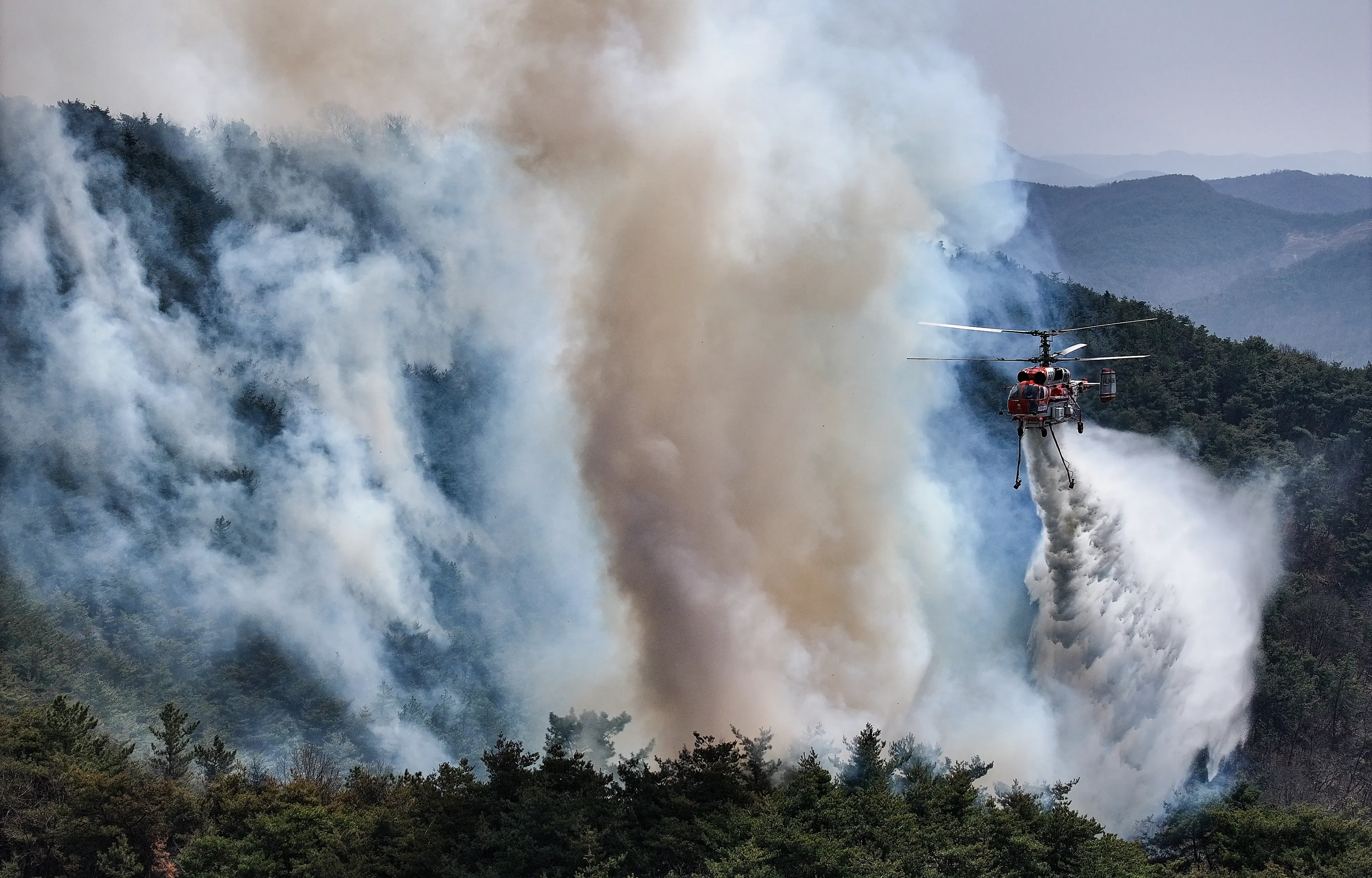 South Korea: Pilot Dies in Helicopter Crash While Fighting Uiseong Wildfire