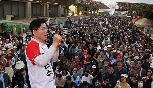 Is South Korea's PPP Candidate Kim Moon-soo Apologizing for the Martial Law Aftermath?