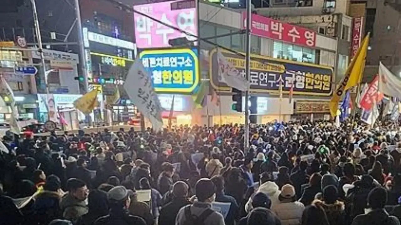 South Korea: Massive Demonstrations Outside Busan Lawmaker's Office Calling for Yoon's Removal
