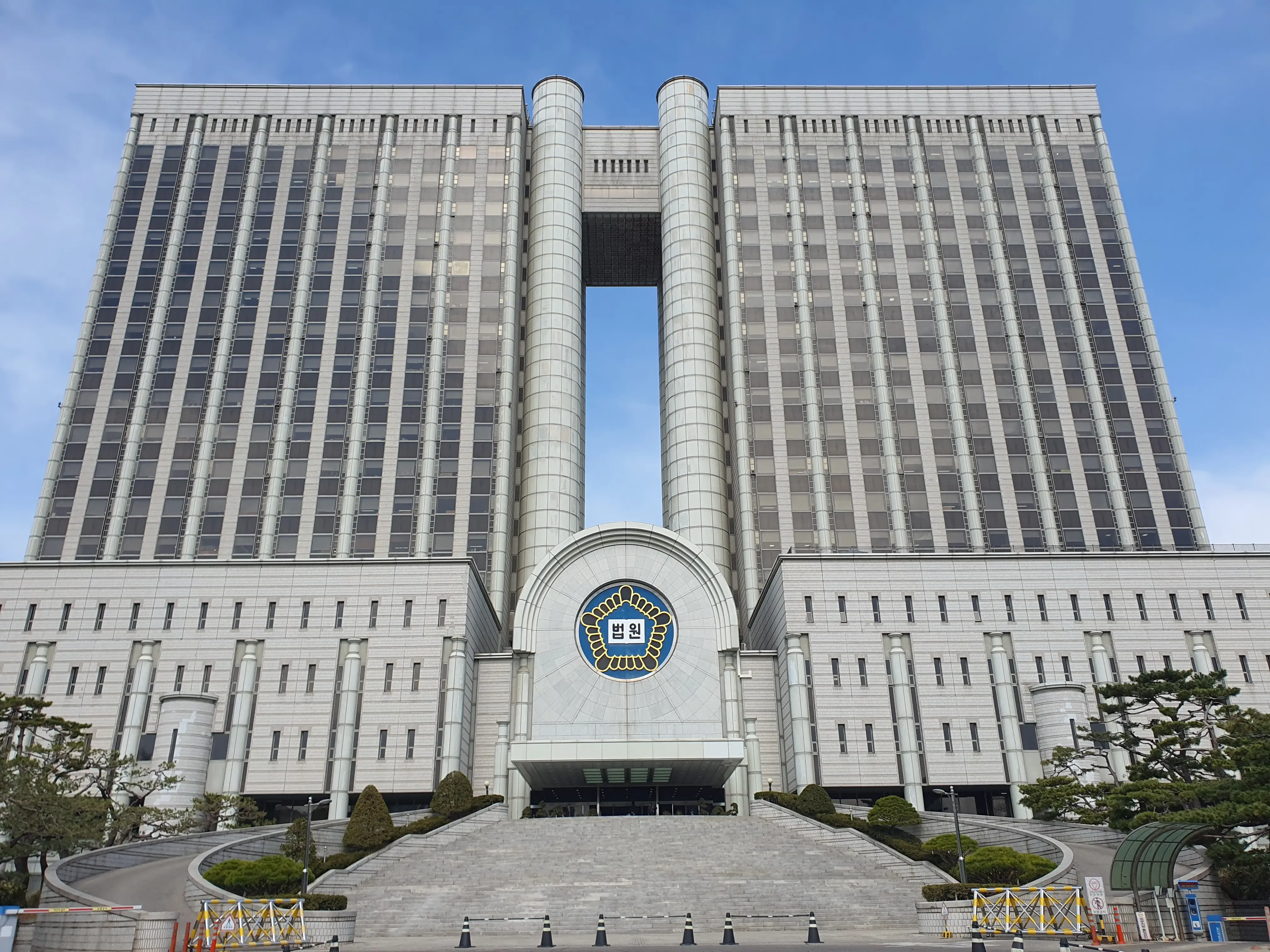 South Korea: Yoon Granted Access to Court via Underground Parking for Initial Criminal Hearing