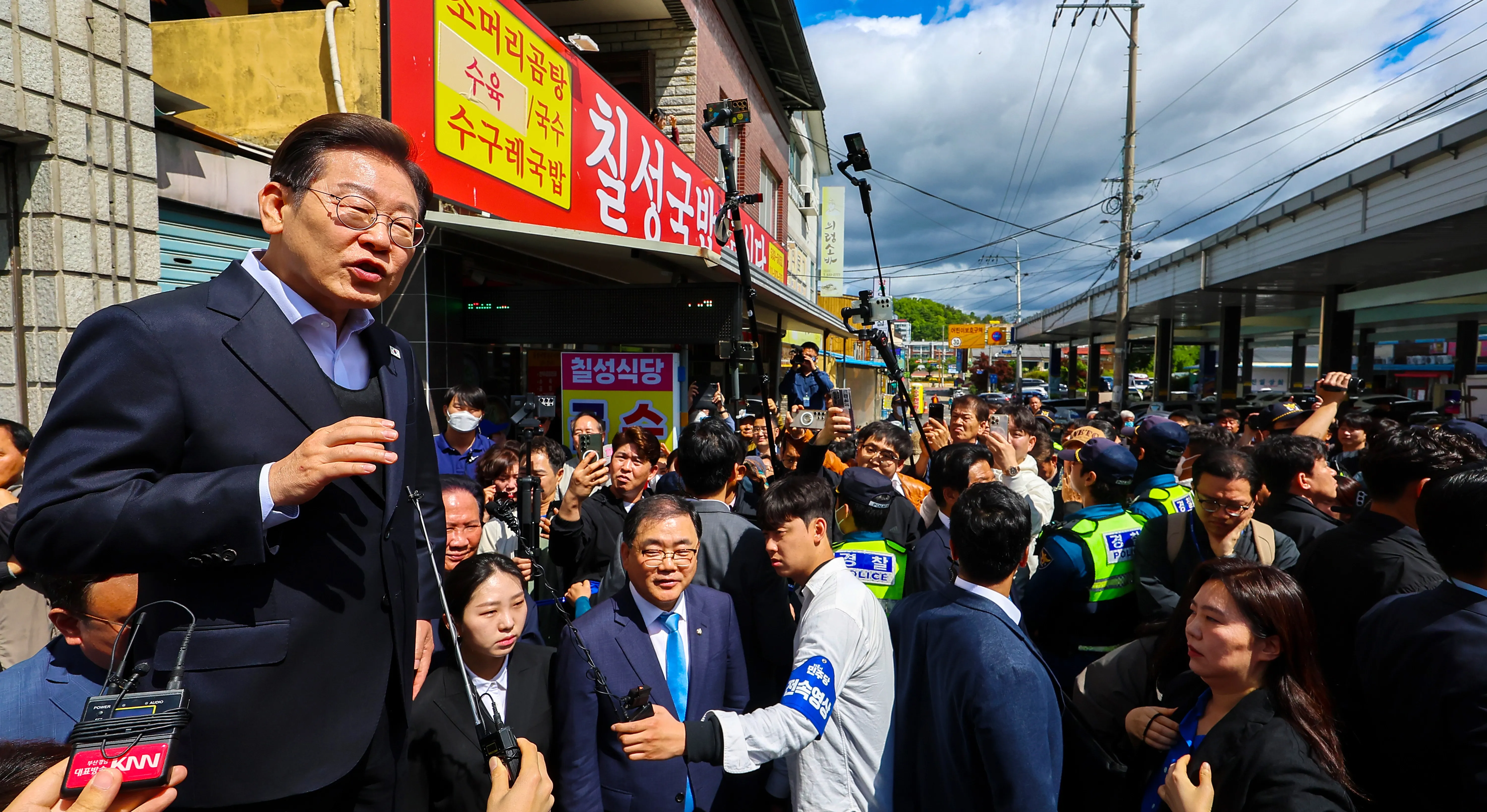How is South Korean President Lee Engaging the Diplomatic Corps for APEC Hosting?