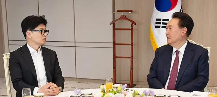 Meeting Between South Korean Leader and Ruling Party Chief Prior to Impeachment Vote