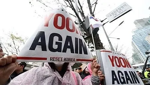 Former South Korean President Yoon Welcomed by Supporters and Opponents Before Court Hearing