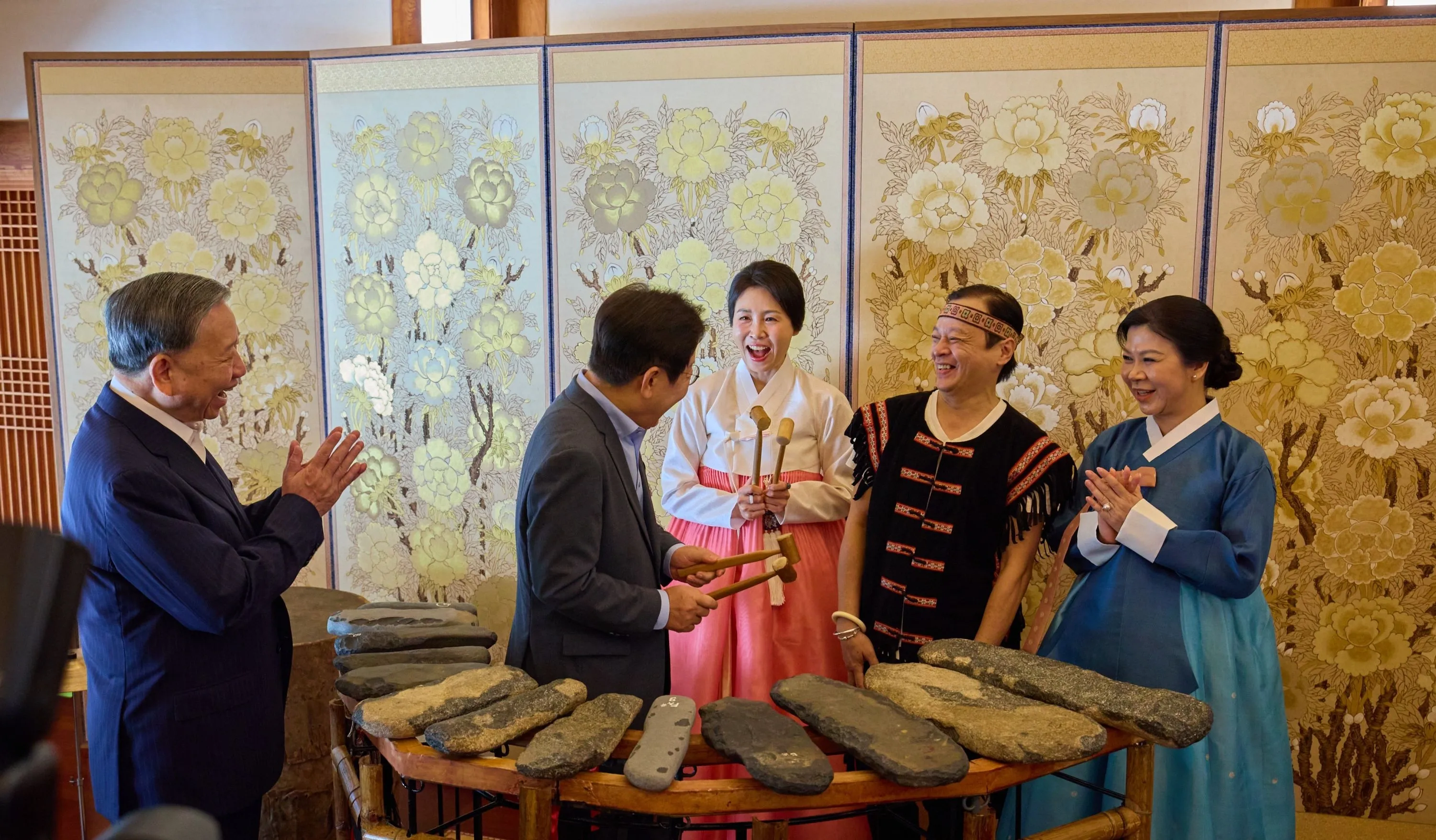 How is South Korea's Lee Strengthening Ties with Vietnam's Top Leader?