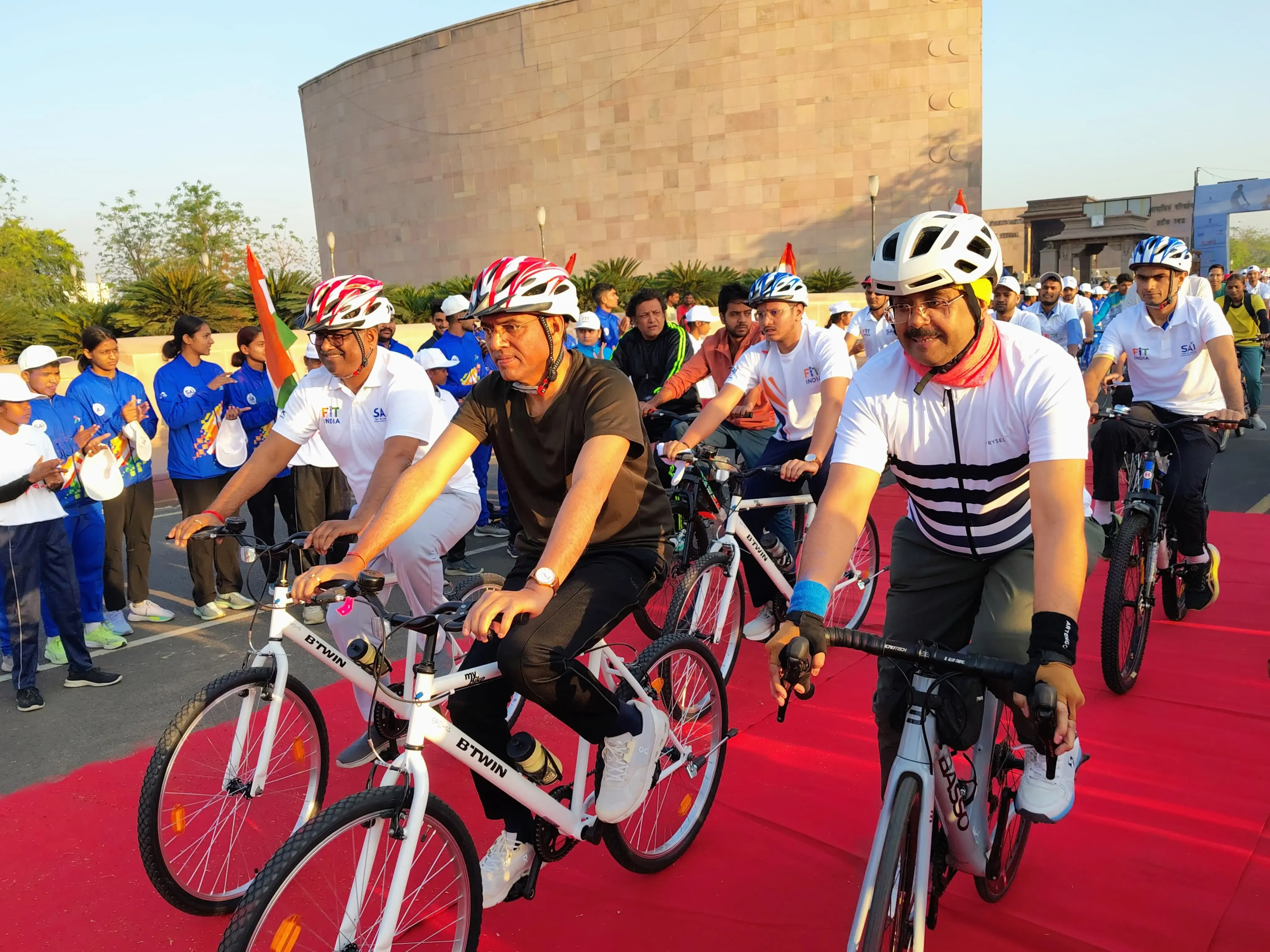 Minister Mandaviya Engages Over 500 Cyclists in Lucknow's 'Fit India Sundays on Cycle'
