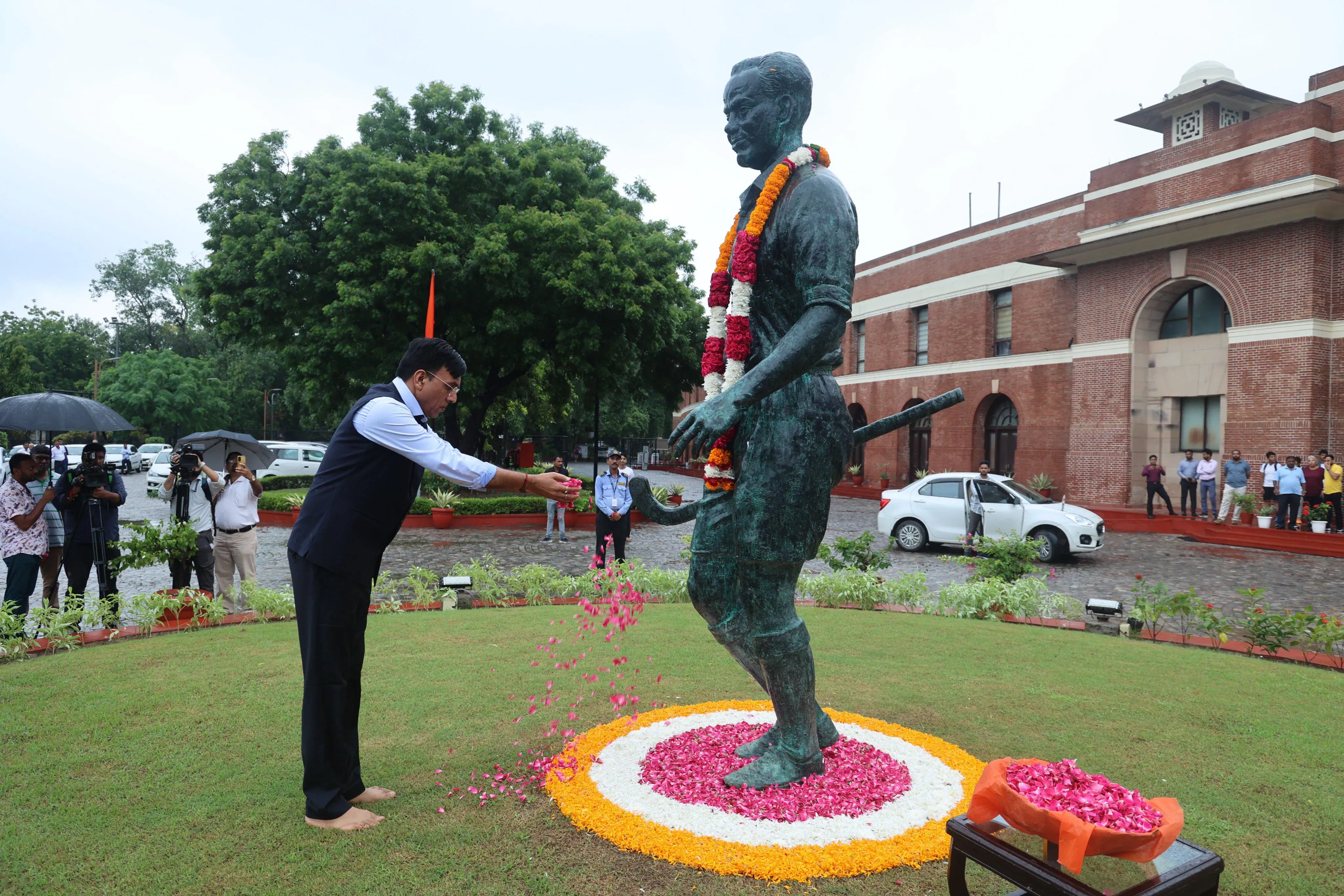 Union Sports Minister Mandaviya Honors 'Hockey Legend' Major Dhyan Chand on His Death Anniversary