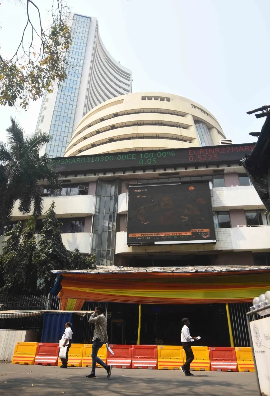 Indian Stock Markets Surge with Auto, IT, and Healthcare Sectors Driving Gains