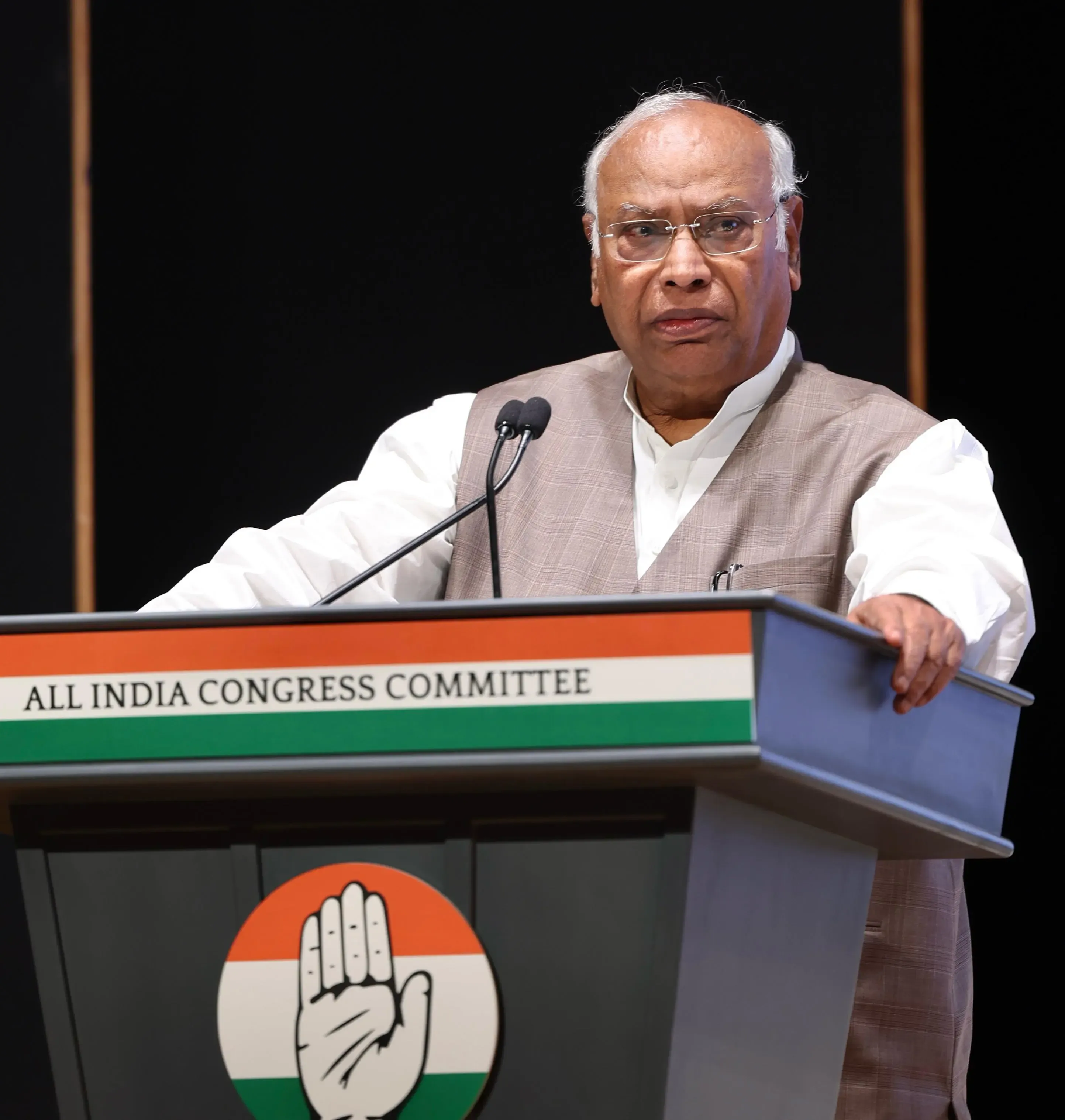 Revitalizing Congress from the Ground Up: Kharge Commits to Combat BJP-RSS's 'Divisive' Politics at DCC Heads' Assembly