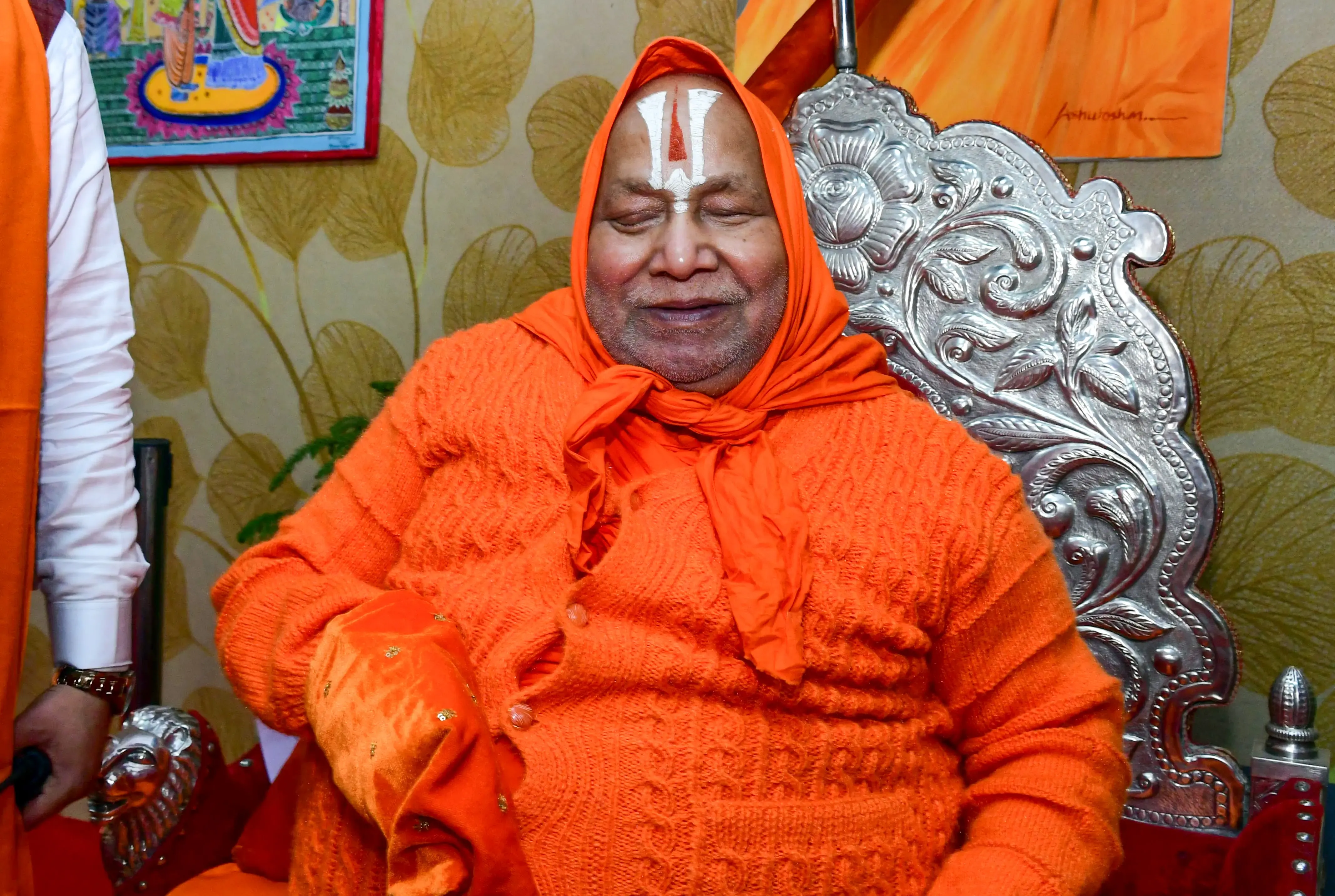 क्या स्वामी रामभद्राचार्य के बयान से संत समाज नाराज है?