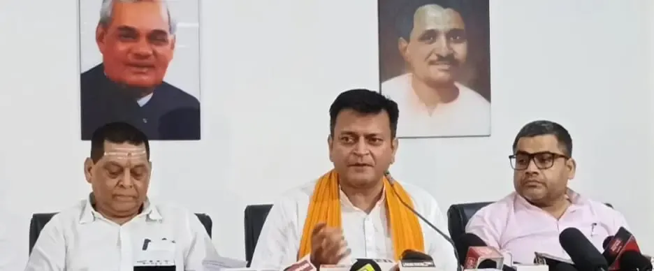क्या तेजस्वी के दो मतदाता पहचान पत्र पर चुनाव आयोग मुकदमा दर्ज करेगा?