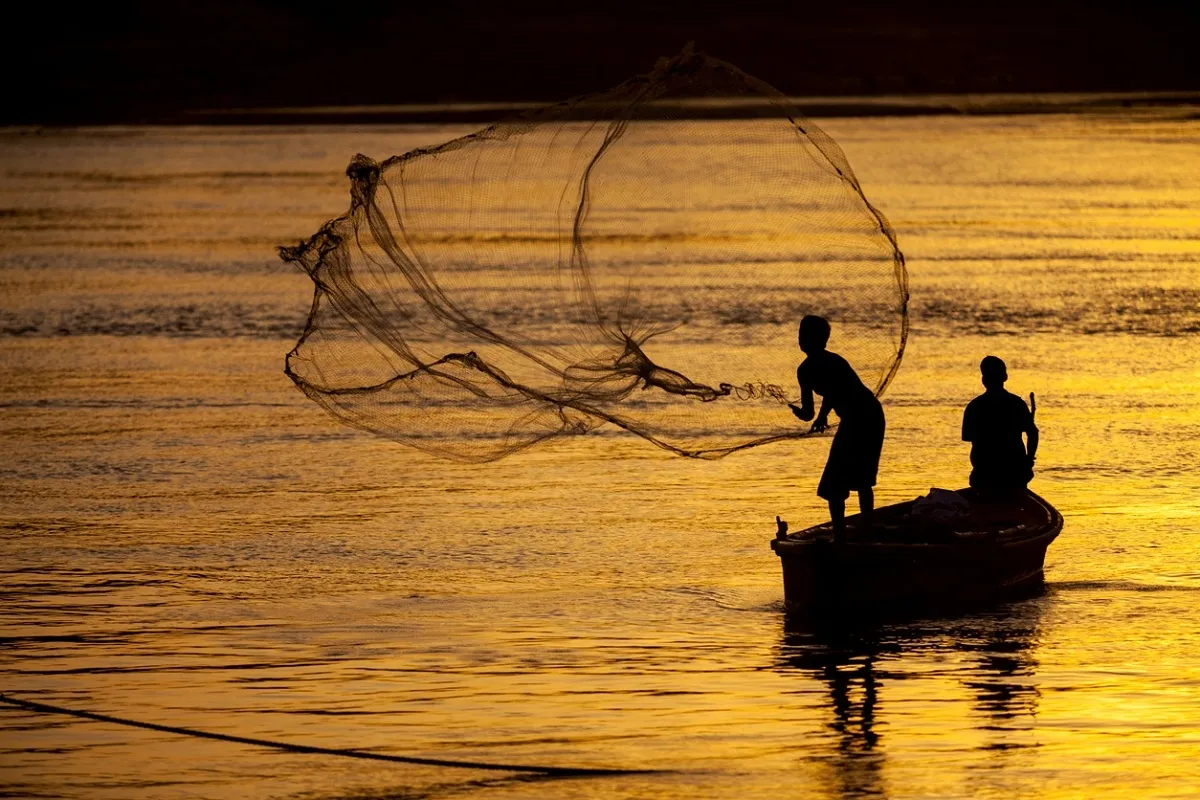 Sri Lankan Navy Detains Ten Tamil Nadu Fishermen and Confiscates Their Boat