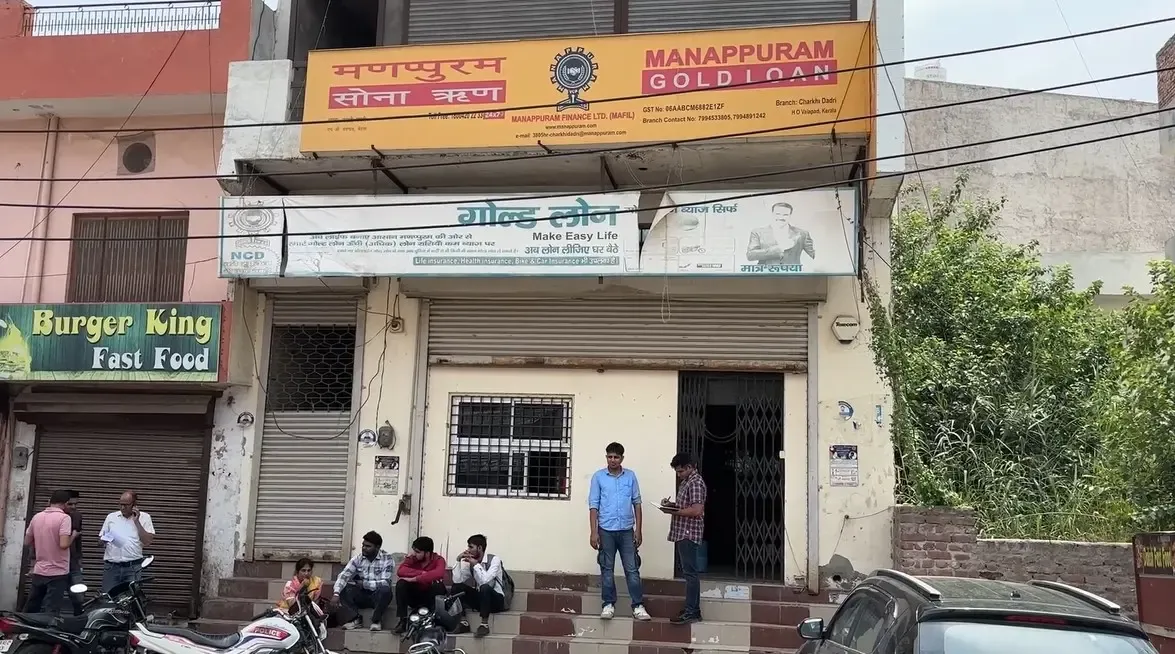How Did Thieves Steal 7 Kg of Gold and ₹14 Lakh from Manappuram Gold Loan Bank?