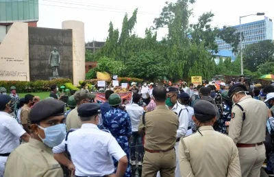 How are security measures being enforced to prevent protesters during the march to the Bengal secretariat?