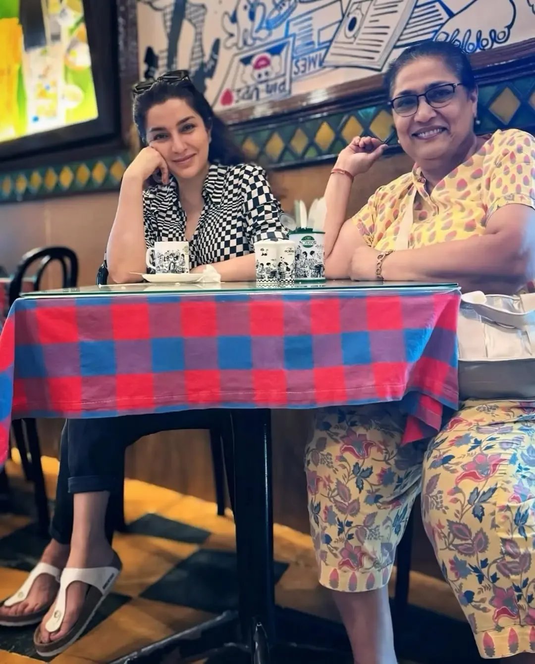 क्या टिस्का चोपड़ा ने दोस्त आस्था को मुंबई के आइकॉनिक 'कैफे मोंडेगार' में घुमाया?