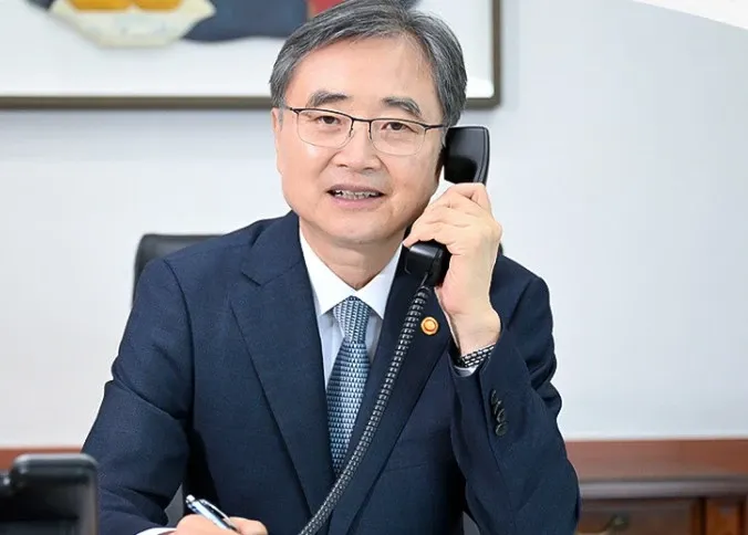 How are South Korea and Britain's top diplomats enhancing bilateral ties?