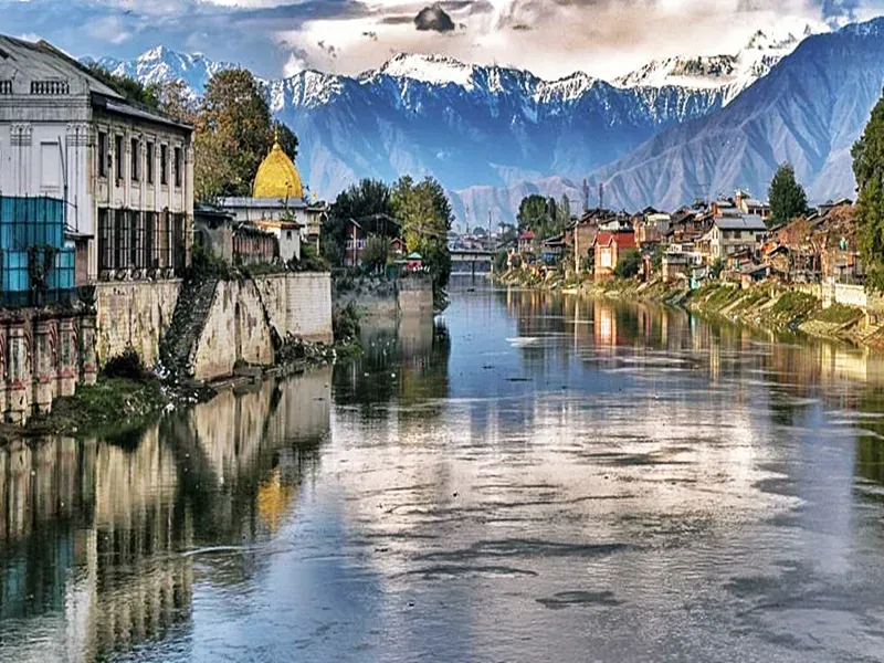 Kashmir Division Head Evaluates Water Transport Initiatives on Jhelum River