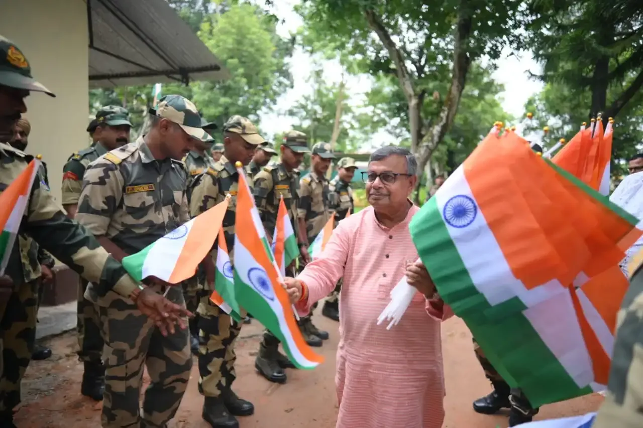 Did Tripura Minister Ratan Lal Nath Present the Tricolour to BSF Jawans in the 'Har Ghar Tiranga' Campaign?