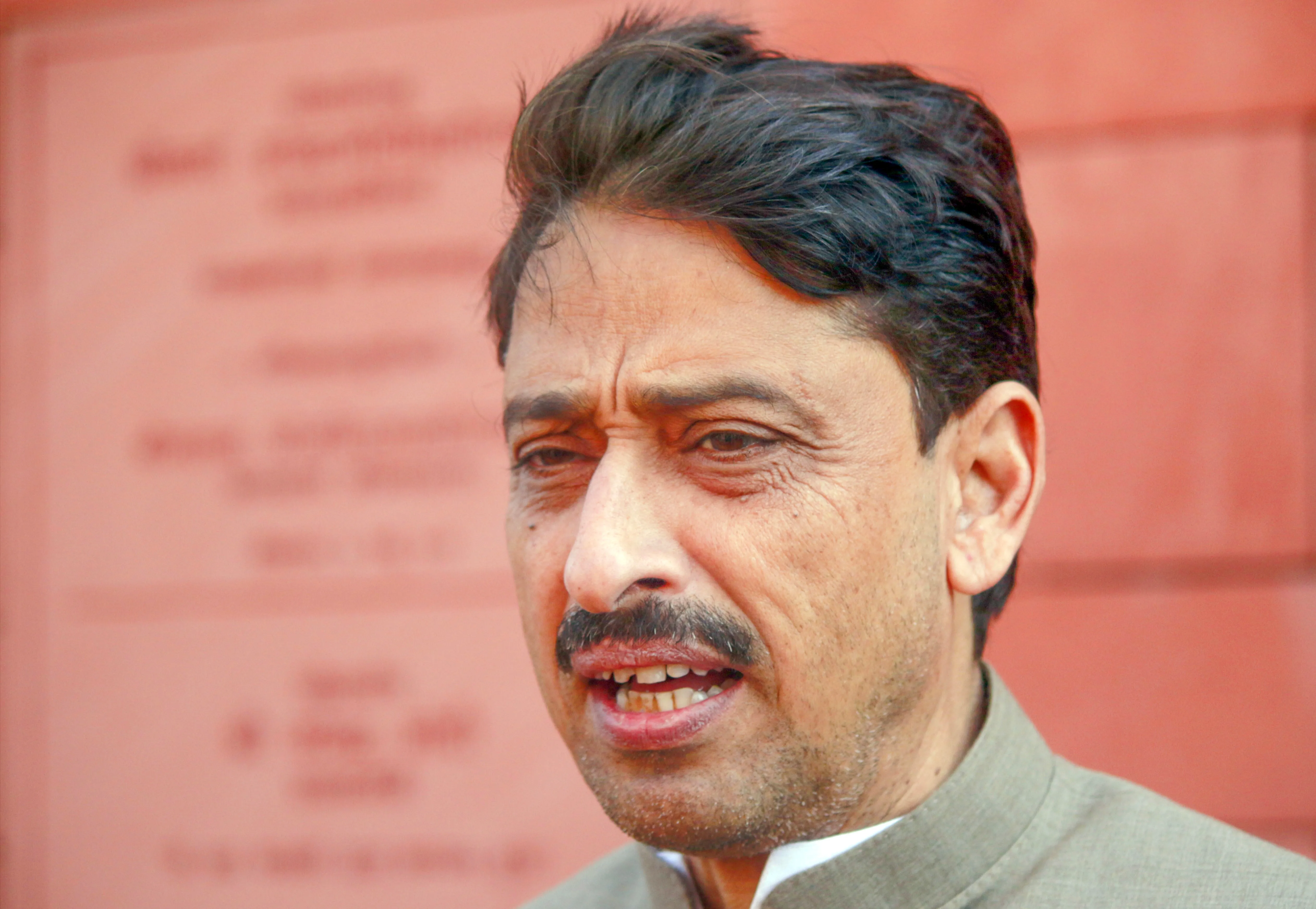 Will the Truth Prevail? Congress Defends Robert Vadra After ED Chargesheet in Land Deal Case