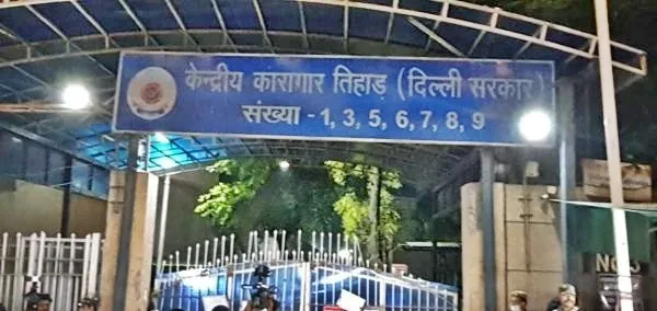 How Did Two Mobile Snatchers Get Caught in Delhi?