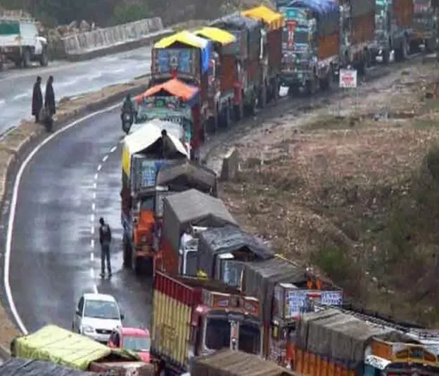 Traffic Flow Resumed on the Srinagar-Jammu National Highway