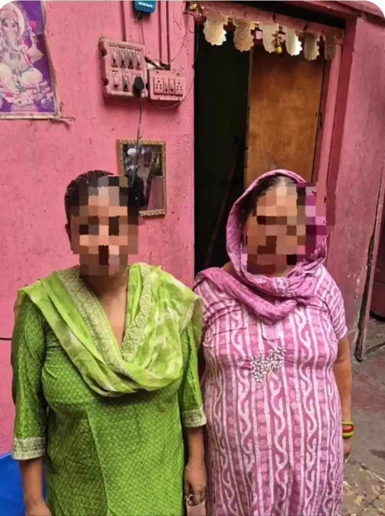 Were Two Women Caught Robbing a Young Man in Delhi?