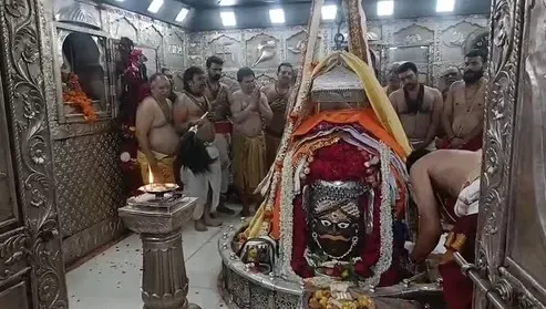 क्या उज्जैन में महाकालेश्वर मंदिर में शिवभक्तों का तांता लगा है?
