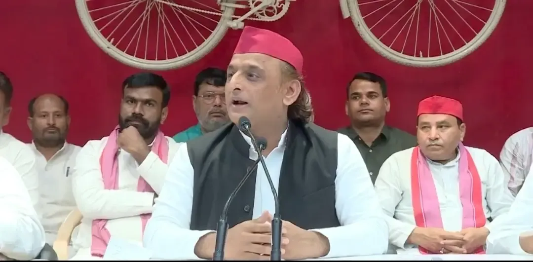 क्या अखिलेश यादव ने नदियों की सफाई को लेकर सरकार पर निशाना साधा?