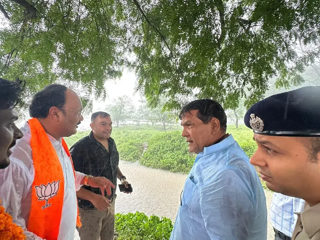 क्या एके शर्मा ने भदोही में बाढ़ प्रभावित क्षेत्रों का दौरा किया? त्वरित राहत के निर्देश दिए