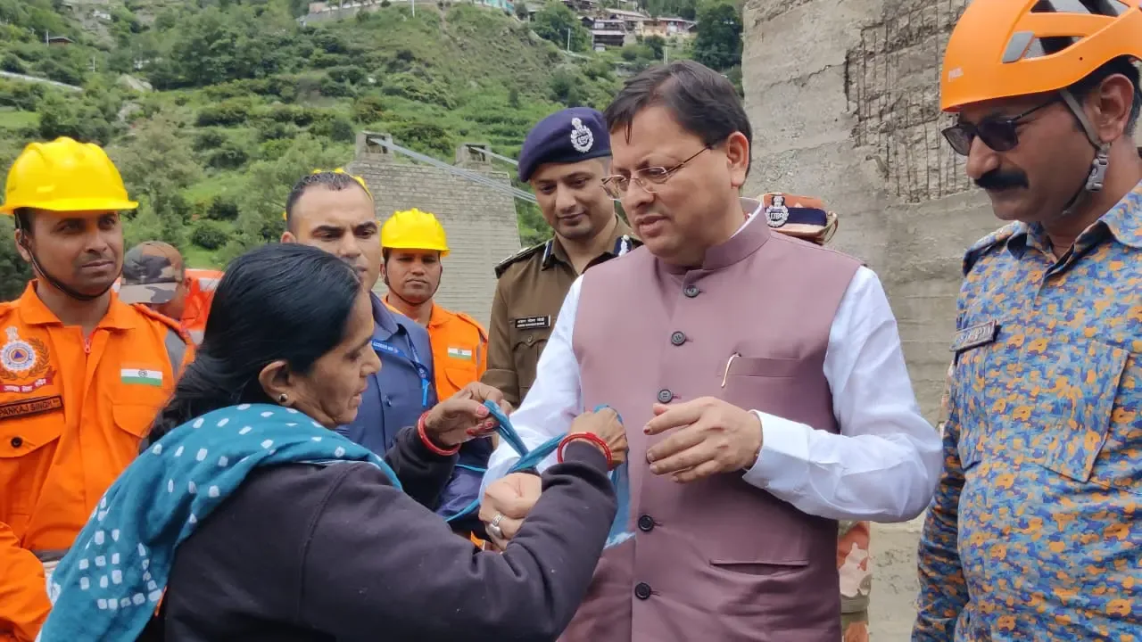 क्या उत्तराखंड में महिला ने सीएम धामी को साड़ी फाड़कर राखी बांधी?