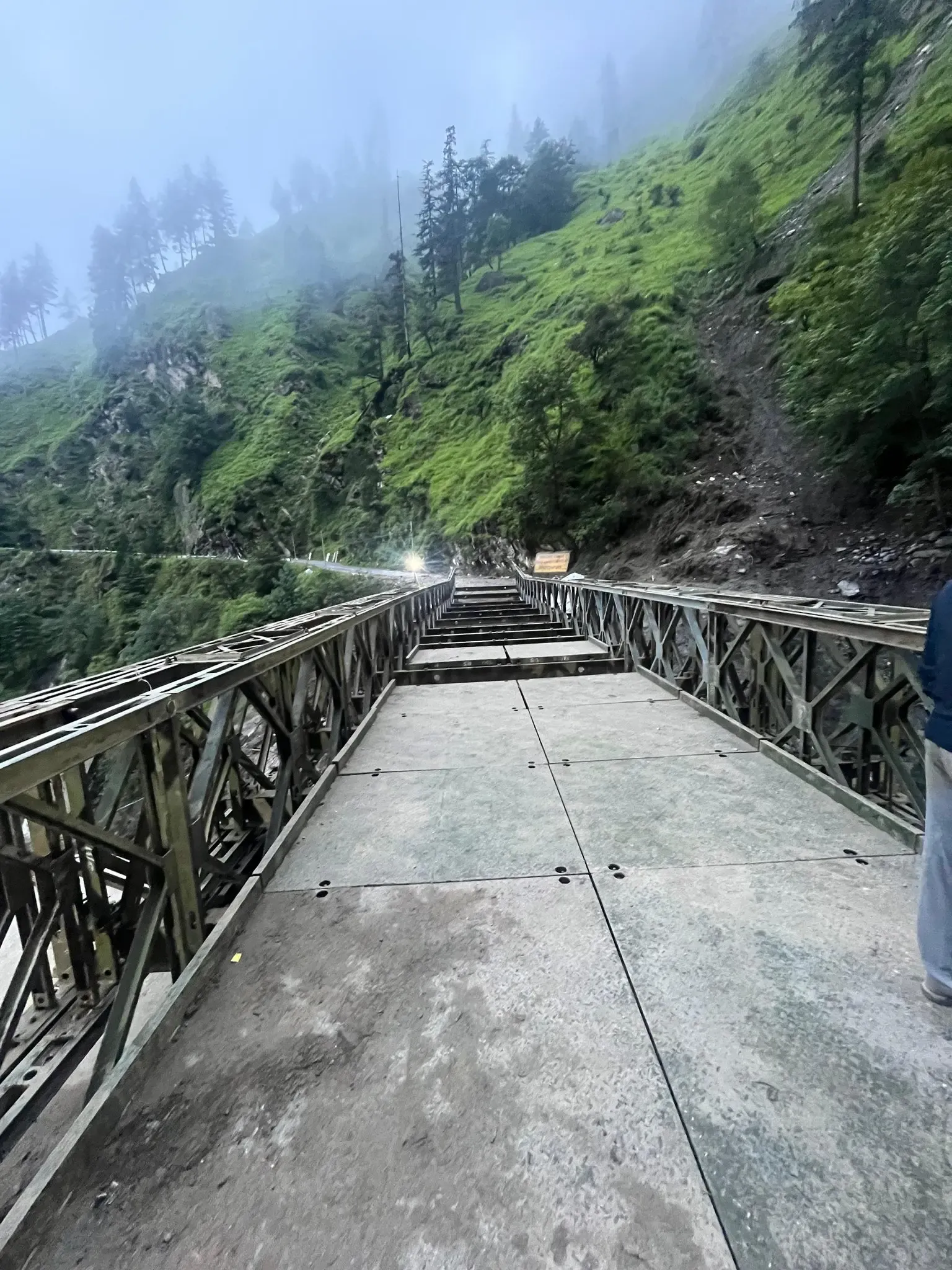 क्या उत्तराखंड में गंगोत्री राष्ट्रीय राजमार्ग पर वैली ब्रिज का निर्माण पूरा हुआ?