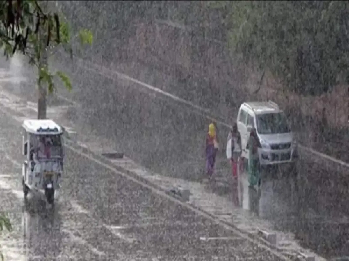 क्या उत्तराखंड में सोमवार को भारी बारिश का रेड अलर्ट है, और स्कूल क्यों बंद किए गए हैं?