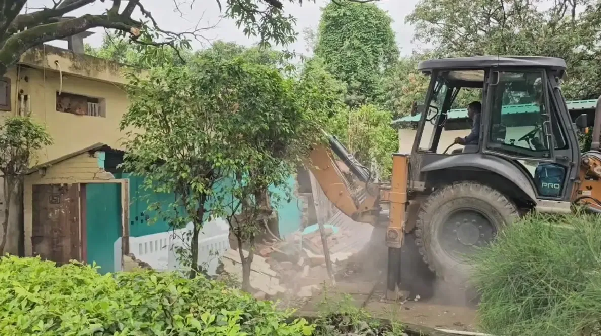 क्या उत्तराखंड के रामनगर में प्रशासन ने अवैध मजारों पर कार्रवाई की?