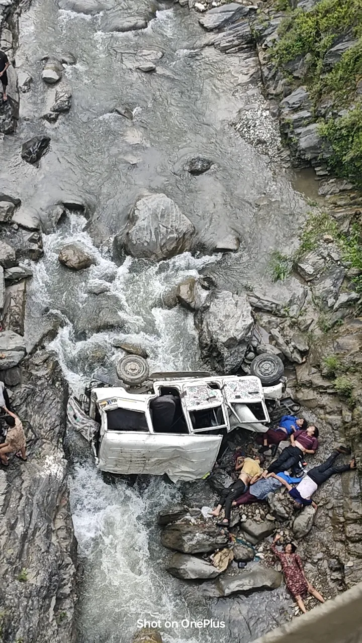 क्या उत्तराखंड के पिथौरागढ़ में मैक्स गाड़ी खाई में गिरी? आठ की मौत, तीन घायल