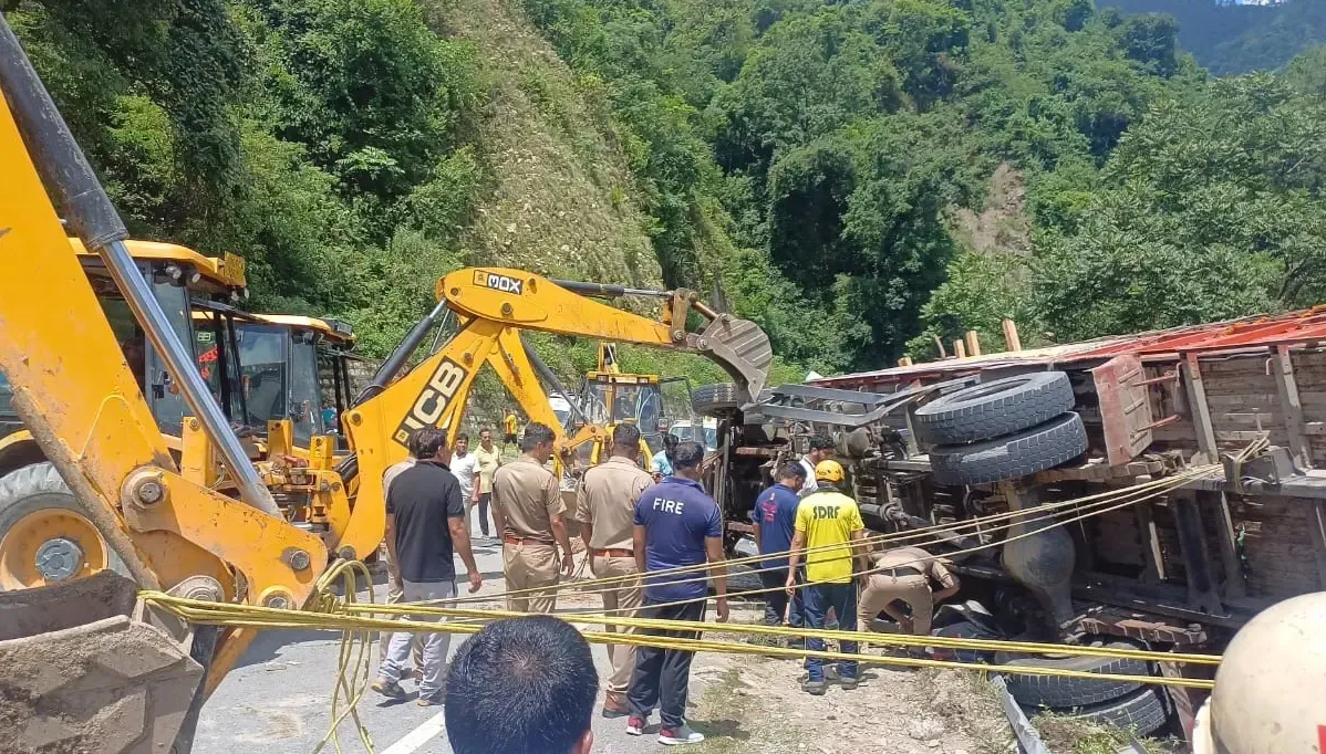 क्या उत्तराखंड में कांवड़ियों को ले जा रहा ट्रक पलटा? सीएम धामी ने जताया दुख