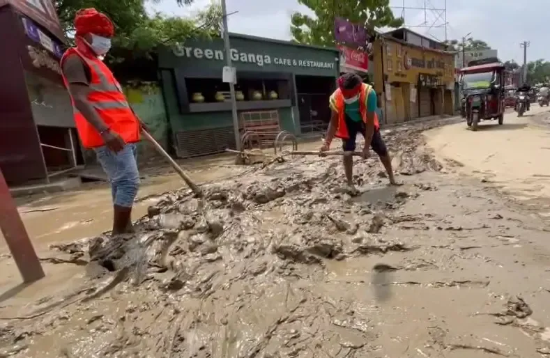 क्या वाराणसी में गंगा का जलस्तर घटने के बाद घाटों की सफाई तेज़ हो गई?