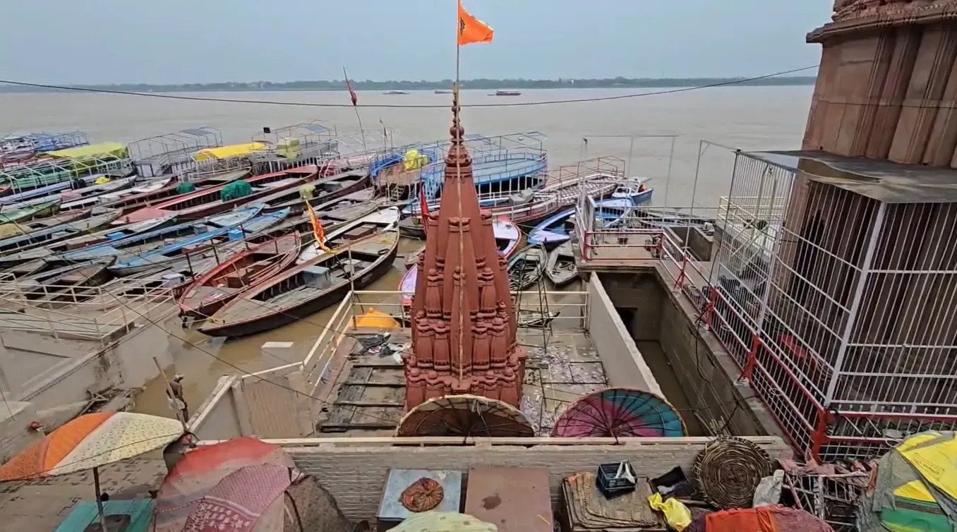 क्या वाराणसी में गंगा के उफान से घाटों पर संकट है?