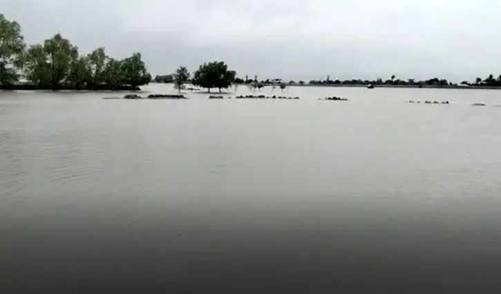 Bangladesh's Satkhira District Faces Flooding During Eid Festivities as River Embankments Fail
