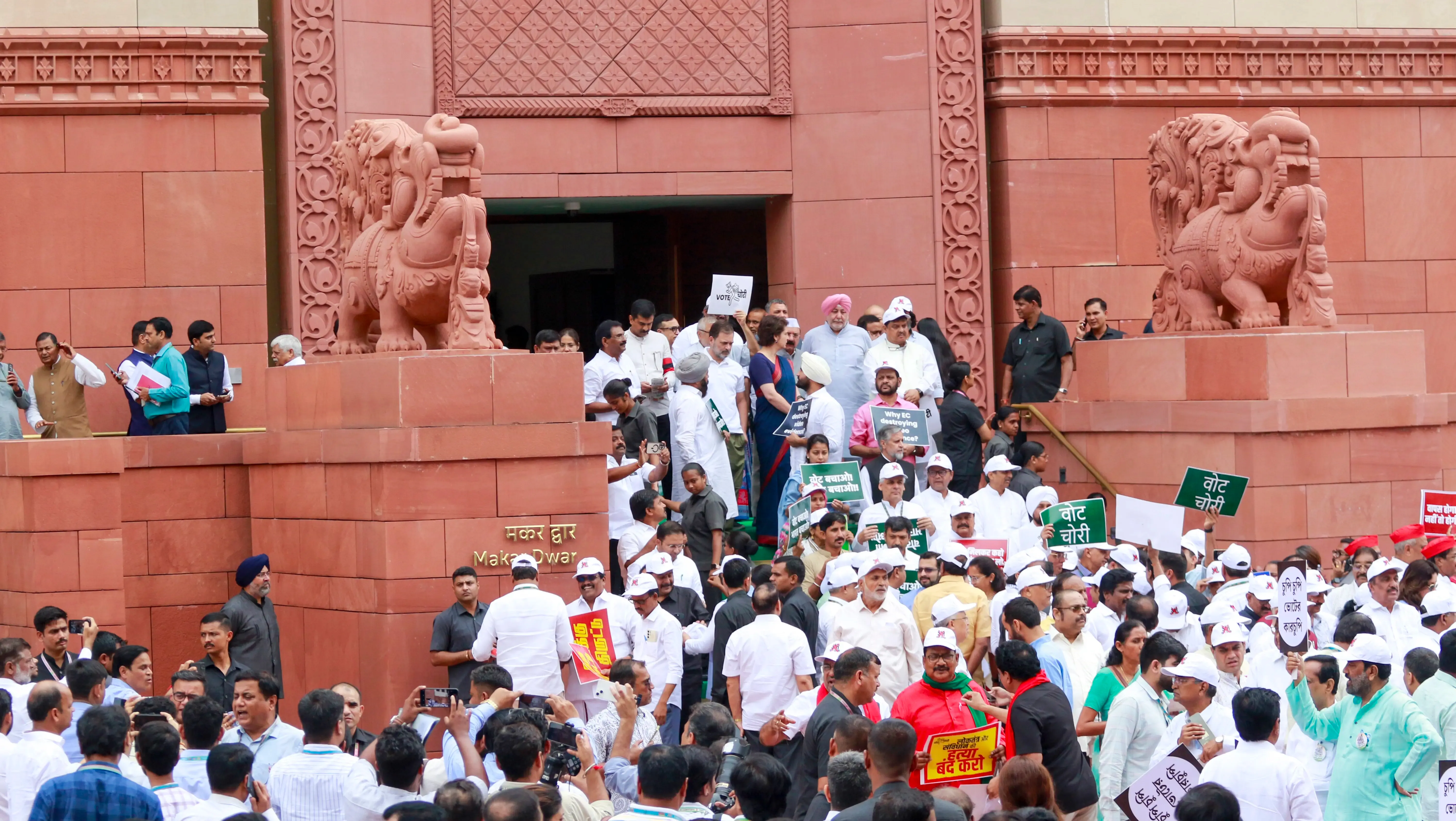 क्या <b>चुनाव आयोग</b> के खिलाफ <b>इंडिया ब्लॉक</b> का <b>मार्च</b> उचित है?